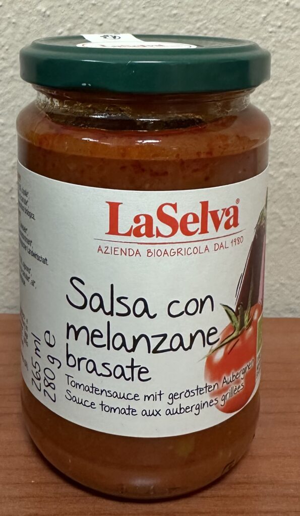 Succosi pomodori toscani arricchiti da cremose melanzane brasate con olio extravergine d’oliva: questo è ciò che rende speciale il Sugo di melanzane bio de LaSelva. Profumato basilico, ricco aglio e dolci cipolle, completano l’armonia di questo irresistibile sugo. Il Sugo con melanzane bio ti stupirà perché: È perfetto con ogni tipo di pasta È intenso ma delicato Il sapore avvolgente delle melanzane è esaltato dall’olio extravergine d’oliva È frutto di una preparazione attenta e secondo tradizione